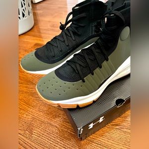 UA men’s size 8.5 basketball sneaker- NEVER WORN